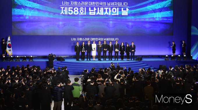 ▲제58회 납세자의날, 배우 강하늘-신혜선 포함 대통령 표창 수상자들