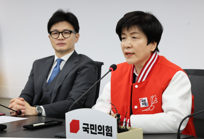 김영주 국회부의장이 지난 1일 더불어민주당 탈당 후 4일 국민의힘에 입당했다. 사진은 김 부의장(오른쪽)이 4일 오전 서울 여의도 국민의힘 중앙당사에서 열린 국민의힘 입당식에서 입당 소감을 밝히는 모습. /사진=뉴스1(공동취재) 