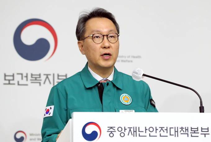 정부가 4일부터 현장점검을 통해 근무지를 이탈한 전공의에 최소 3개월의 면허정지 처분 등 법과 원칙에 따른 내응에 나선. 박민수 중앙재난안전대책본부 제1총괄조정관(보건복지부 제2차관)이 지난 달 29일 세종시 정부세종청사에서 의사 집단행동 관련 중앙재난안전대책본부 브리핑을 하고 있다. /사진=뉴스1