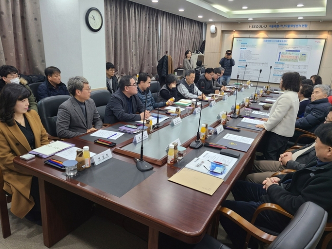 고양시 소통협치담당관(왼쪽 첫번째)과 서울시 관계자, 지역주민이 난지물재생센터에서 기피시설 대책 마련에 대한 면담을 진행하고 있다. / 사진제공=고양특례시