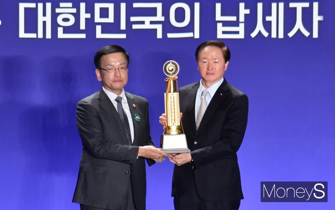 [머니S포토] 제58회 납세자의날, 대한항공 '국세 칠천억원 탑' 수상