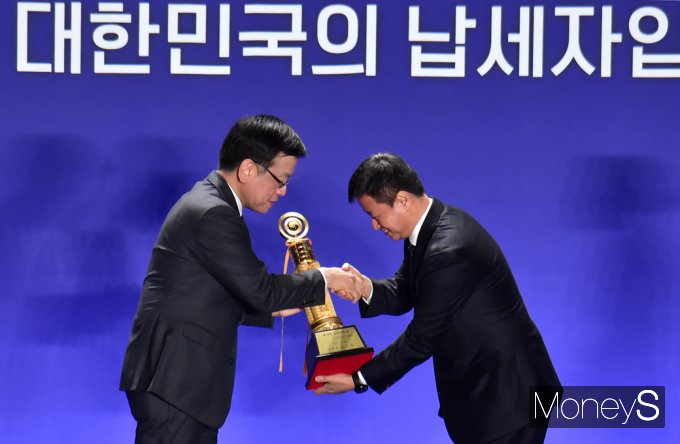 [머니S포토] 제58회 납세자의날, 고려아연 '국세 사천억원 탑' 수상