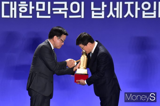 [머니S포토] 제58회 납세자의날, 삼바 '국세 이천억원 탑' 수상