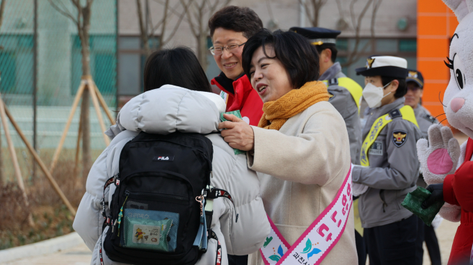 4일 과천율목초·중학교 개교 후 첫 학기 학생 등교맞이가 열렸다. / 사진제공=과천시