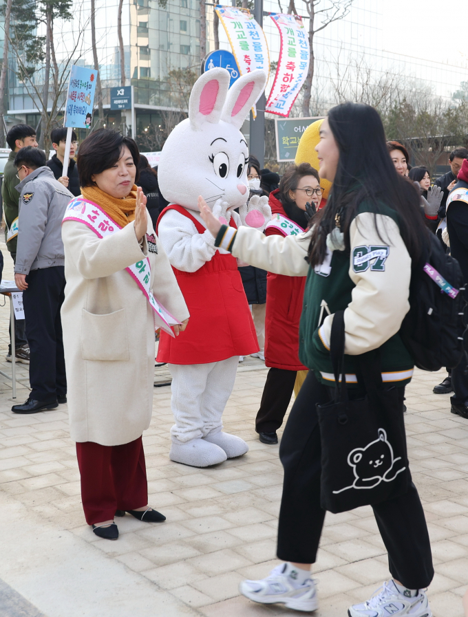 4일 과천율목초·중학교 개교 후 첫 학기 학생 등교맞이가 열렸다. / 사진제공=과천시