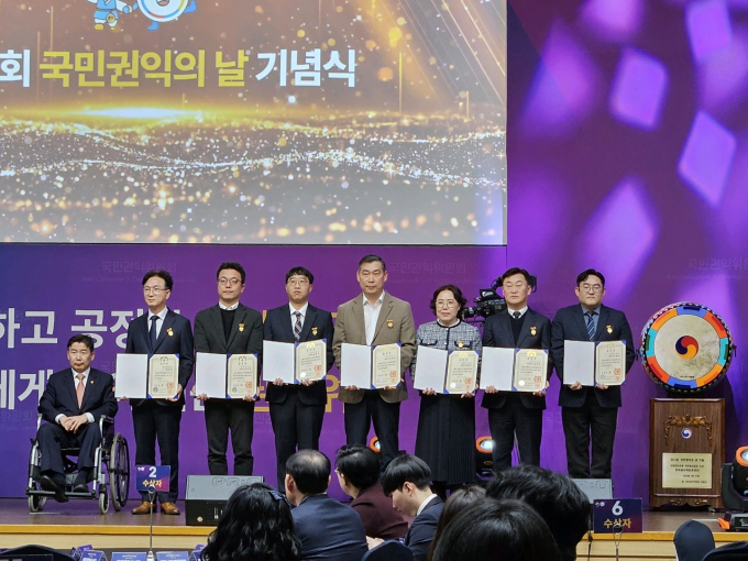  전도익 하남시 법무감사관  청렴조사팀장(왼쪽 다섯번째)가2월 27일 개최된 '국민권익의 날' 기념식에서 대통령 표창을 수상하고 있다. / 사진제공=하남시  