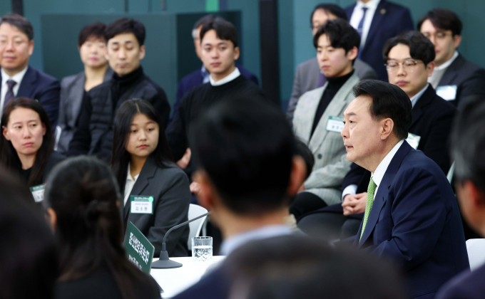 4일 윤석열 대통령이 의사 정원 증원 추진을 언급하며 "대구를 비롯한 지방에서 그 혜택을 더 확실하게 누릴 수 있도록 만들겠다"고 밝혔다. 사진은 윤 대통령이 4일 대구 북구 경북대학교에서 '첨단 신산업으로 우뚝 솟는 대구' 주제로 열린 열여섯 번째 국민과 함께하는 민생토론회에서 발언하는 모습. /사진=뉴시스