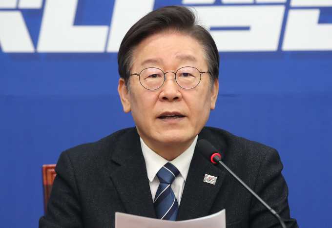 4일 이재명 더불어민주당 대표가 임종석 전 대통령 비서실장의 공천 배제 결정 수용에 고마움을 표했다. 사진은 이 대표가 4일 서울 여의도 국회에서 열린 최고위원회의에서 발언하는 모습. /사진=뉴스1