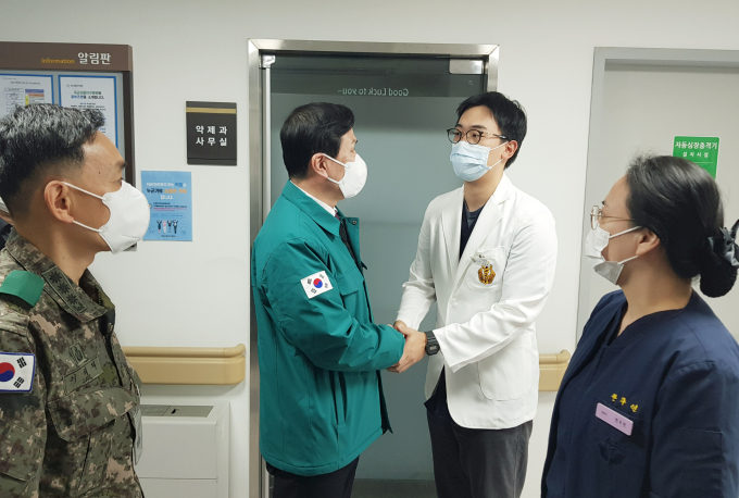 4일 전하규 국방부 대변인은 의료계 집단 행동으로 인해 발생한 의료 공백 대응을 위해 외래 진료 확대, 군의관 파견 등을 관련부처와 협의 중이라고 밝혔다. 사진은 군 비상진료체계 점검·군 의료인력 격려 차 지난 3일 서울지구병원을 방문한 김선호 국방부 차관(왼쪽 두번째)이 응급의학과 군의관(대위 신경훈)과 악수를 나누며 격려하는 모습. /사진=뉴스1(국방부 제공) 