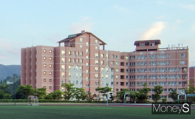 광주대학교는 올해 생활관을 새단장하고 최근 입사생과 학부모 환영행사를 진행했다. 광주대학교 생활관 전경/사진=광주대학교 제공.
