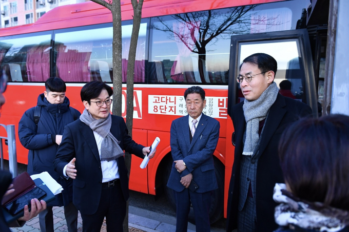 김병수 김포시장과 강희업 대광위원장이 4일 신설된 광역버스에 직접 탑승했다. 사진은 8600A 버스 앞에서 김병수 시장이 강 위원장에게 김포교통현안에 대해 언급하는 모습. / 사진제공=김포시 