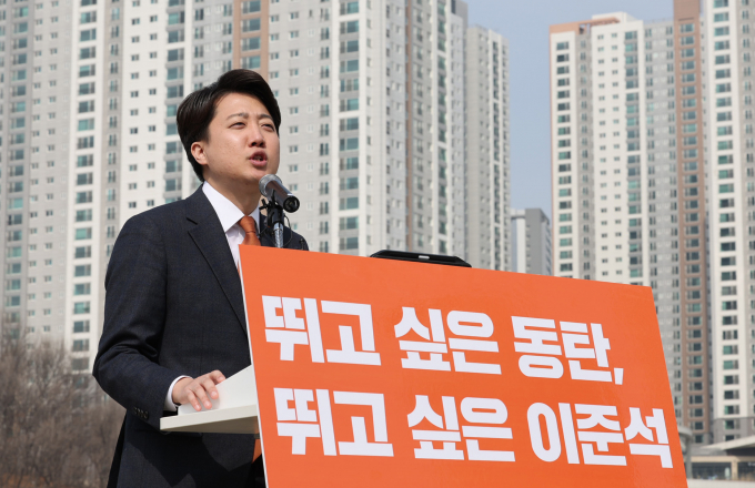 4일 이준석 개혁신당 대표가 경기 화성시 동탄을 출마를 공식 선언했다. 사진은 이 대표가 4일 오후 경기 화성시 동탄호수공원에서 제22대 국회의원선거 동탄을 출마 선언을 하는 모습. /사진=뉴스1