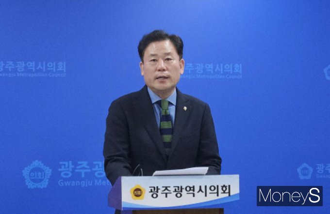 송갑석 예비후보가 4일 광주시의회 브리핑룸에서 더불어민주당 제22대 총선 광주 서구갑 출마 기자회견을 하고 있다.