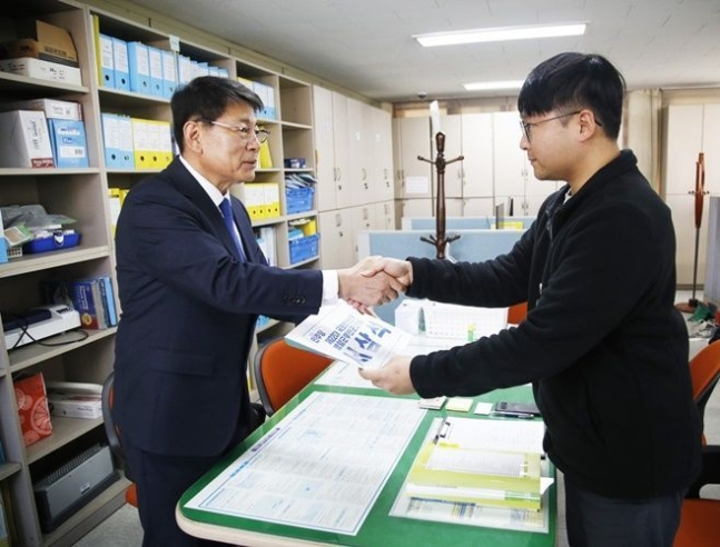 서삼석 의원(사진 왼쪽)이 4일 22대 총선 영암·무안·신안 예비후보로 등록하고 있다. [사진제공=서삼석 예비후보 선거사무소]