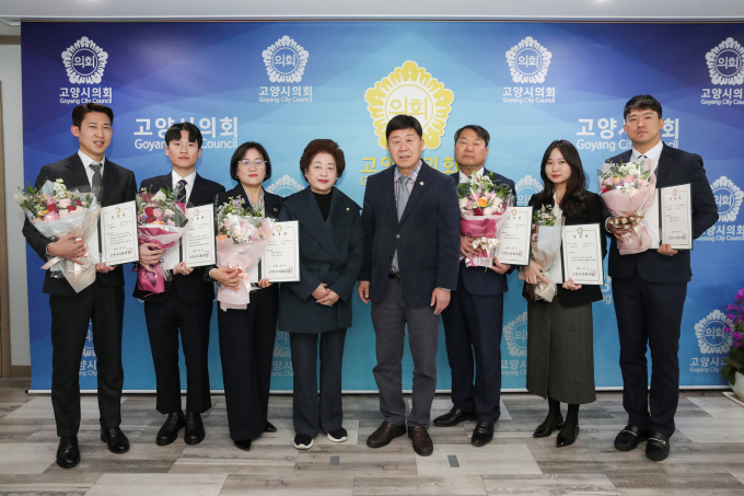 김영식 고양특례시의회 의장(오른쪽 네번째)이 4일자로 승진·전입 인사 대상이 된 직원들에게 임명장을 준 뒤 포즈를 취하고 있다. / 사진제공=고양특례시