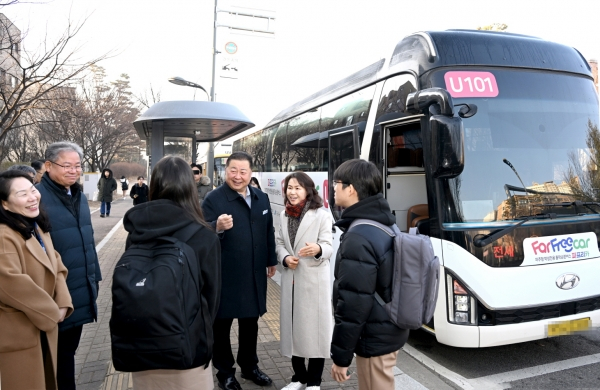 김경일 파주시장(오른쪽세번째)이 4일 오전 8시경 파프리카 운행 현장을 방문해 학생들의 통학 환경을 점검하고 있다. / 사진제공=파주시