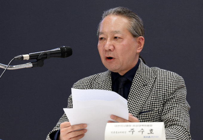 대한의사협회(의협)가 일부 의사들이 제약사 영업사원을 집회에 동원했다는 의혹에 대해 사실무근이라고 일축했다. 주수호 의협 비상대책위원회 언론홍보위원장이 4일 오후 서울 용산구 대한의사협회에서 정례브리핑을 하고 있다. /사진=뉴스1