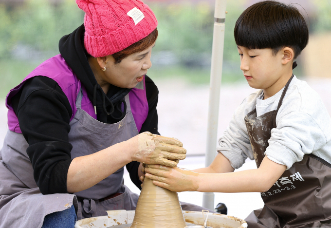 강진 청자축제에 참가한 어린이가 물레 체험을 하고 있다./강진군