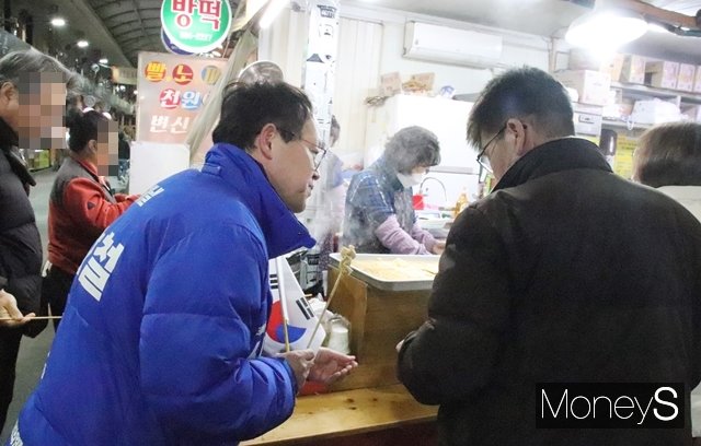 신효철 민주당 대구 동구 군위 갑 국회의원 예비후보가 지난 1일 방촌시장에서 유권자들과 소통하고 있다./사진=김덕엽 기자