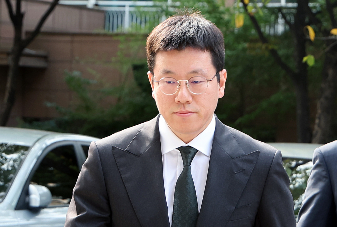 SM엔터테인먼트 인수 과정에서 주가 시세조종 혐의를 받는 배재현 카카오 투자총괄대표(CIO)가 지난달 사내이사직을 사임했다. 지난해 10월18일 오후 구속 전 피의자심문(영장실질심사)을 받기 위해 서울 남부지방법원에 출석하고 있는 배 대표의 모습.  /사진=뉴스1