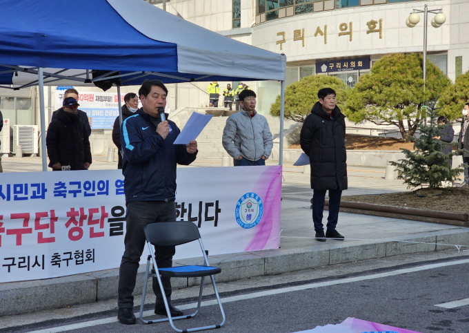 이재선 구리시축협회장이 삭발식에 앞서 모두발어을 하고 있다. /사진=이건구 기자