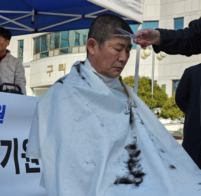 구리시민축구단 창단 추진위원회 권순철 위원장이 삭발을 하고 있다. /사진=이건구 기자