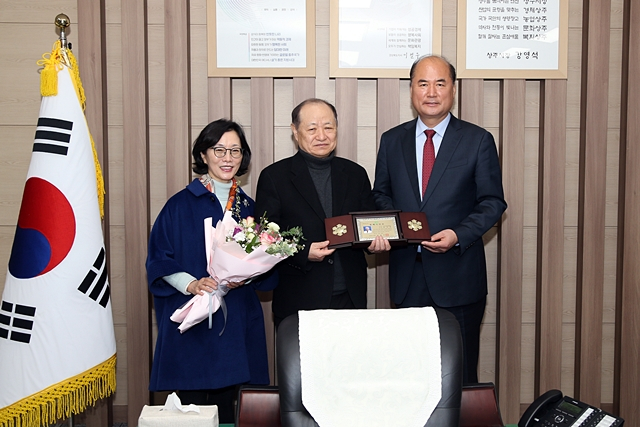 강영석 상주시장(오른쪽)이 시장실에서 양정현 상주적십자병원장 부부 내외에게 명예시민증을 수여하고 있다./사진제공=경북 상주시