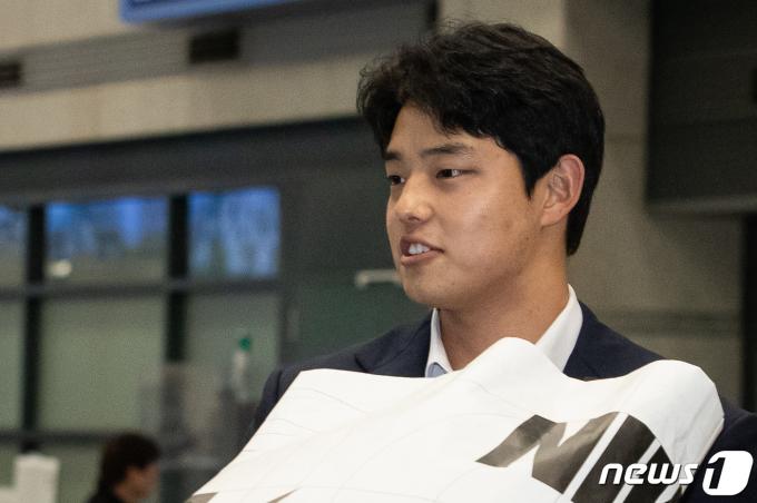 [사진] 팬들 향해 미소 짓는 문동주