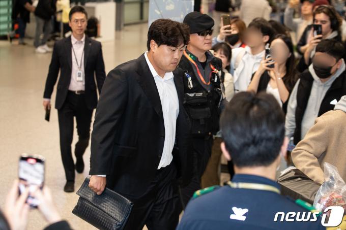 [사진] 류현진 '한화 스프링캠프 마치고 귀국'