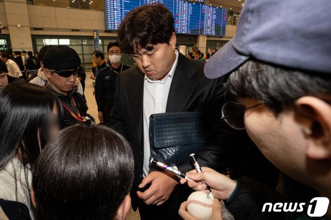 [사진] 류현진의 '팬서비스'