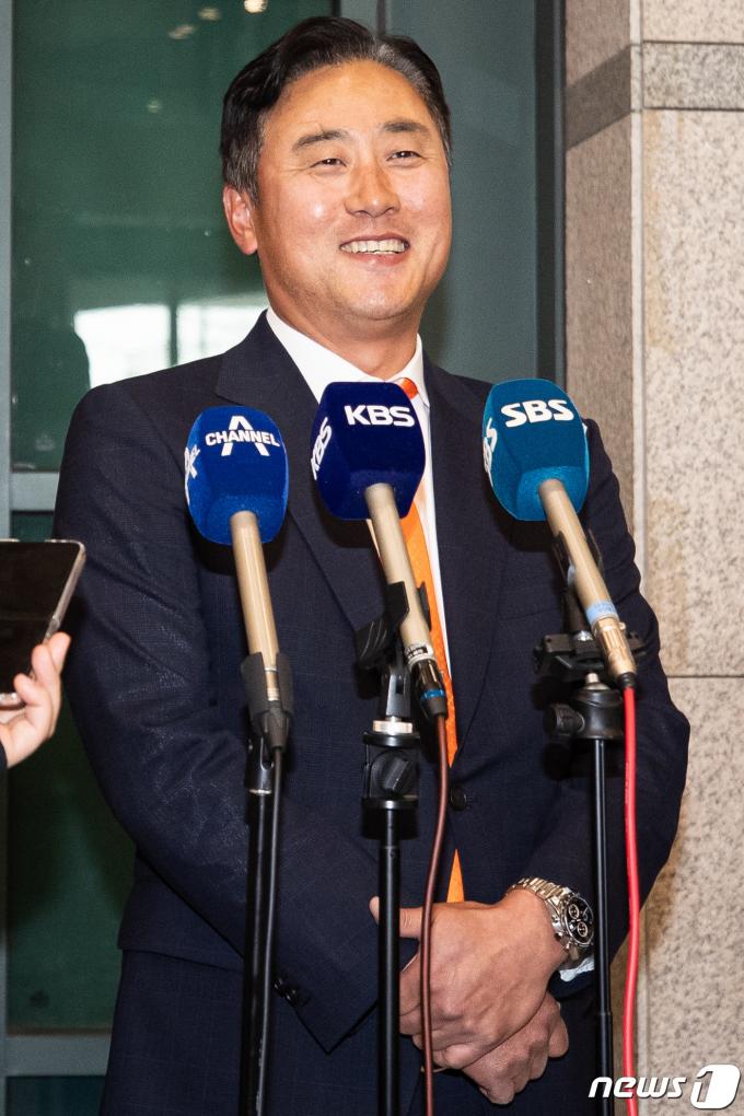 [사진] 미소 짓는 한화 최원호 감독