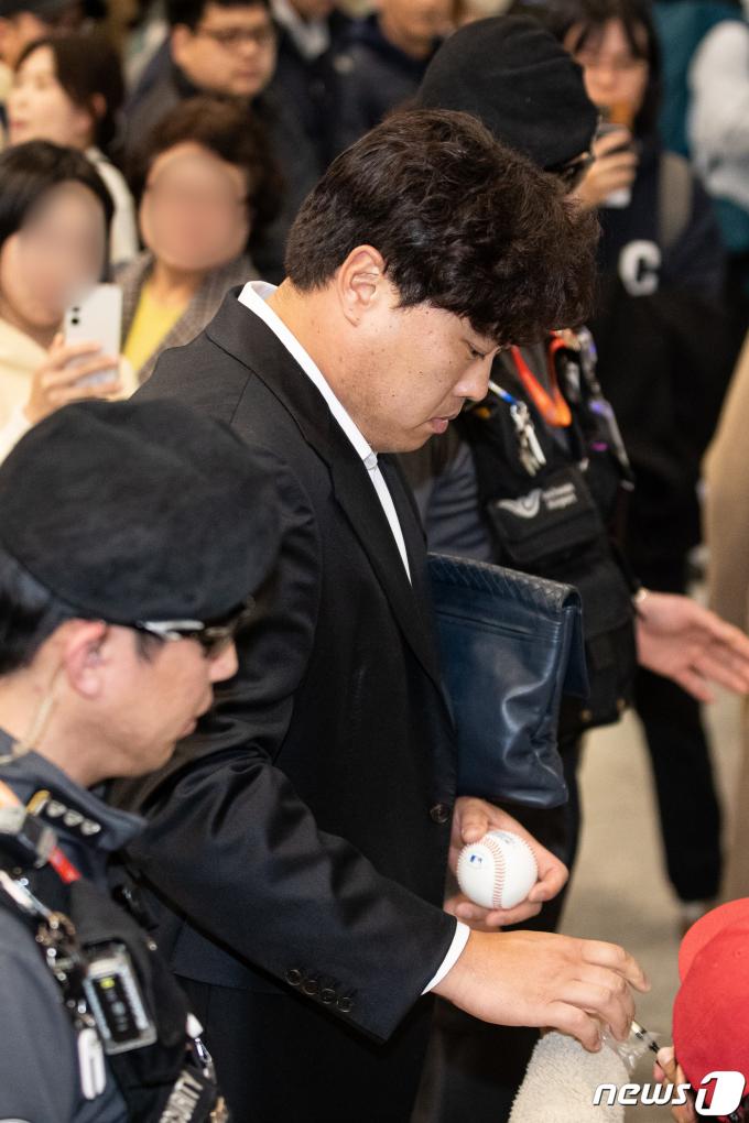 [사진] 어린이 팬에게 사인해주는 류현진