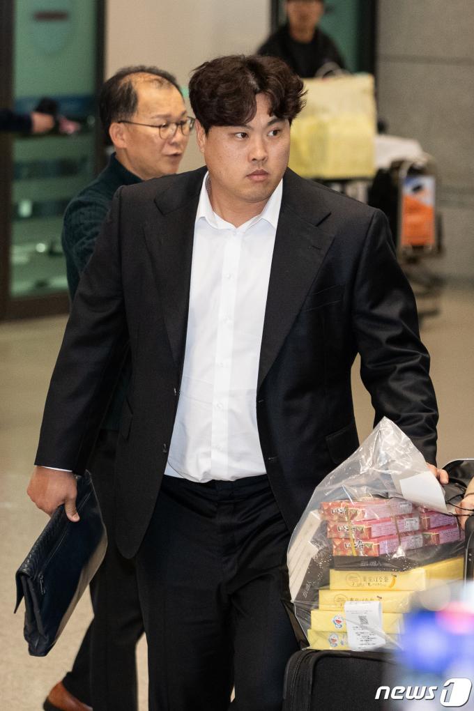 [사진] 오키나와 스프링캠프 마치고 돌아온 류현진