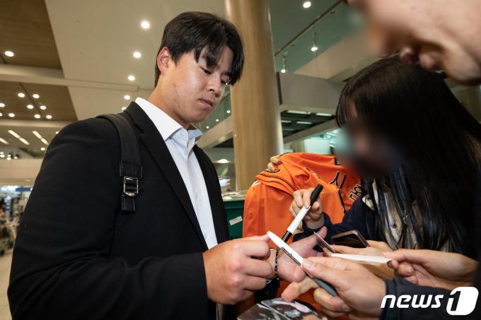 [사진] 노시환 '팬서비스는 확실히'