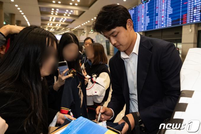 [사진] 팬들에게 사인하는 한화 문동주