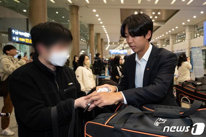 [사진] 황준서 '사인해드릴게요'