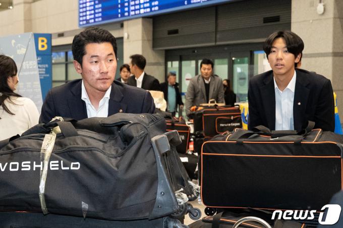[사진] 한화 황영묵·황준서 '스프링캠프 마치고'