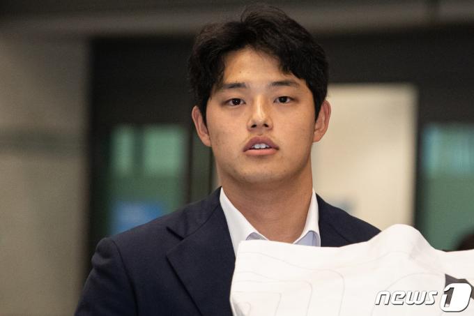 문동주가 4일 일본 오키나와에서 한화이글스 2차 스프링캠프를 마친 후 인천국제공항을 통해 귀국하고 있다. 2024.3.4/뉴스1 ⓒ News1 유승관 기자
