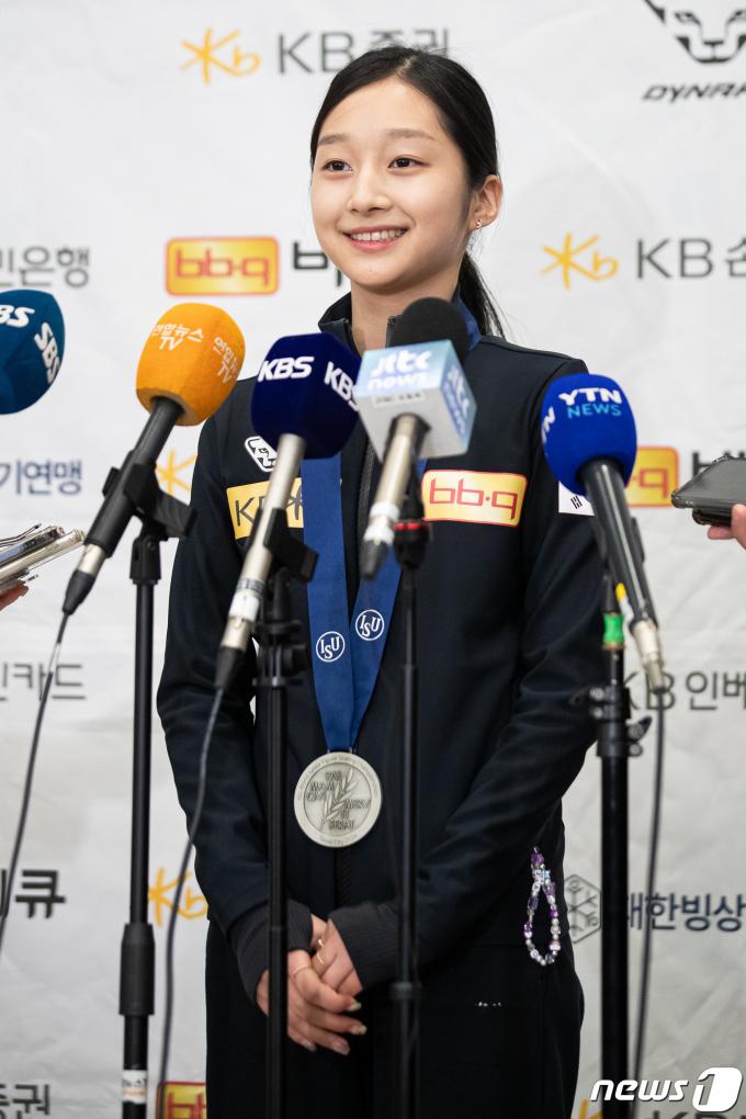 [사진] 은메달 목에 걸고 인터뷰하는 신지아