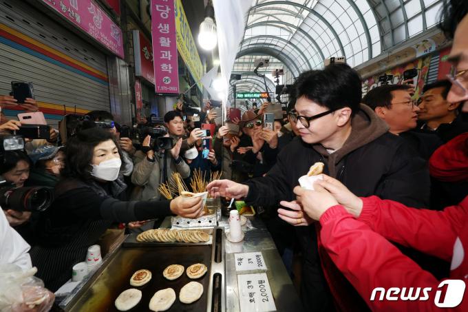 [사진] 호떡 구매하는 한동훈 비대위원장