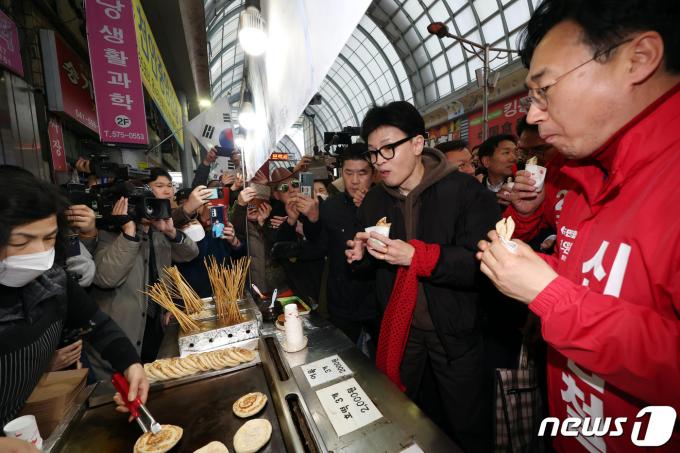 [사진] 천안중앙시장 찾은 한동훈 비대위원장