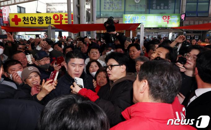 [사진] 시민들과 셀카 찍는 한동훈 비대위원장