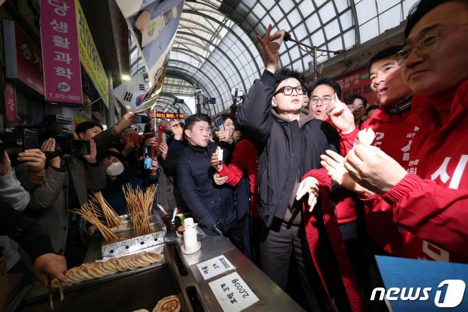 [사진] 천안중앙시장 찾은 한동훈 비대위원장