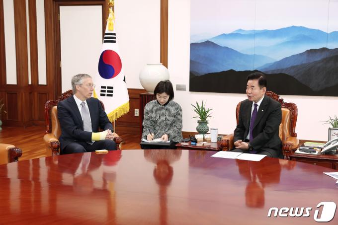 [사진] 김진표 의장, 반 데르 플리트 주한네덜란드대사 접견