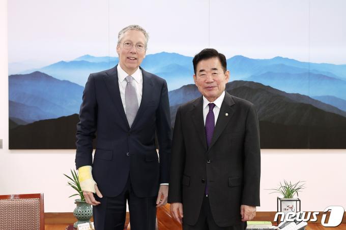[사진] 김진표 의장, 반 데르 플리트 주한네덜란드대사 접견