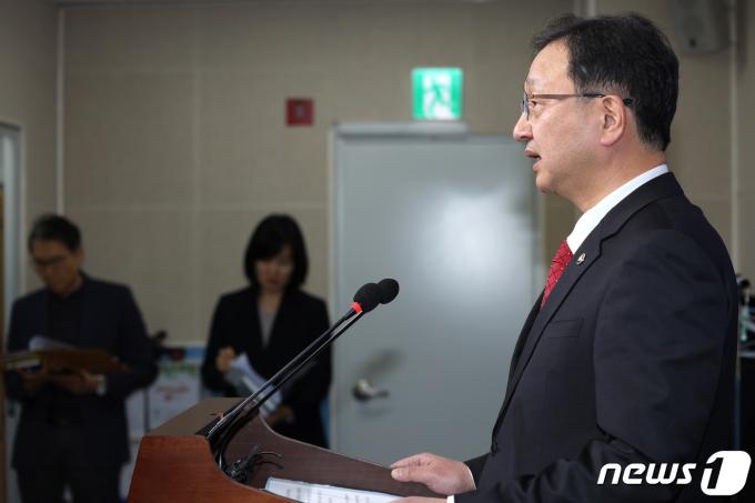 [사진] EBS 이사장 청탁금지법 위반 의혹 조사 결과 발표하는 정승윤 부위원장