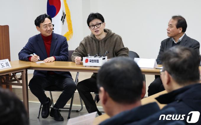 한동훈 국민의힘 비상대책위원장이 4일 오후 충남 천안중앙시장을 찾아 상인들과 간담회를 하고 있다. (공동취재) 2024.3.4/뉴스1 ⓒ News1 김기태 기자