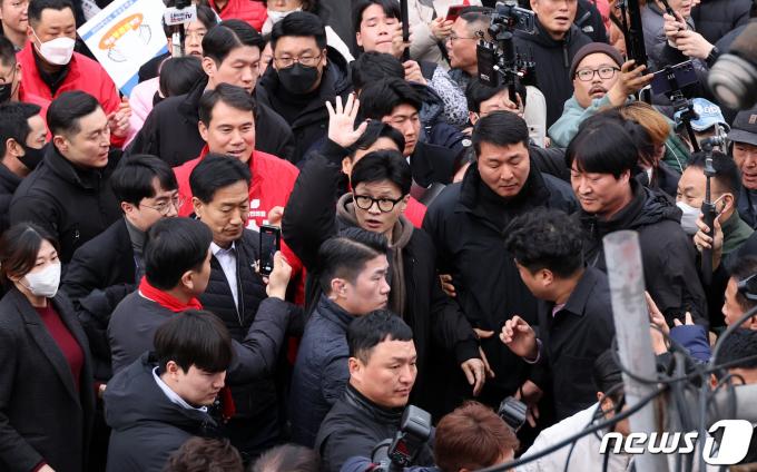 한동훈 국민의힘 비상대책위원장이 4일 오후 충남 천안중앙시장을 찾아 지지자들에게 인사하고 있다. (공동취재) 2024.3.4/뉴스1 ⓒ News1 김기태 기자