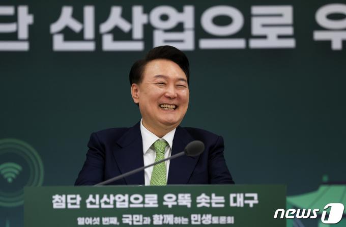 [사진] 활짝 웃는 윤 대통령