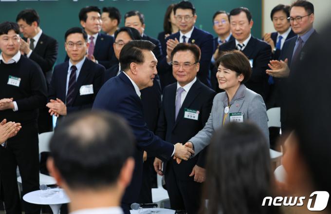 [사진] 민생토론회 참석자들과 악수하는 윤 대통령